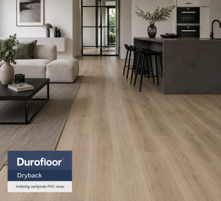 Durofloor Dryback volledig verlijmde PVC-vloer in een moderne woonkamer met open keuken, natuurlijke houtlook en strak afgewerkte projectvloer door MD Projecten.