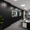 Dichte clickwand en systeemwand voor moderne kantoorinrichting met geïntegreerde ramen en werkplekken door MD Projecten
