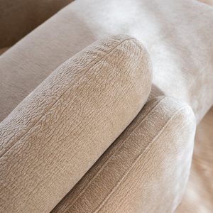 Detail van de taupe chenille stof van U-bank Vienna