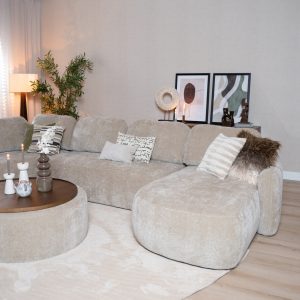 Taupe U-bank Vienna in een ruime woonkamer, zijaanzicht
