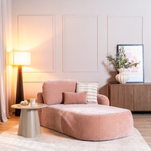 Roze chaise longue Vienna rechts met sierkussens in de woonkamer