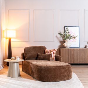 Sfeervolle weergave van de chaise longue Vienna in chocolate brown chenille