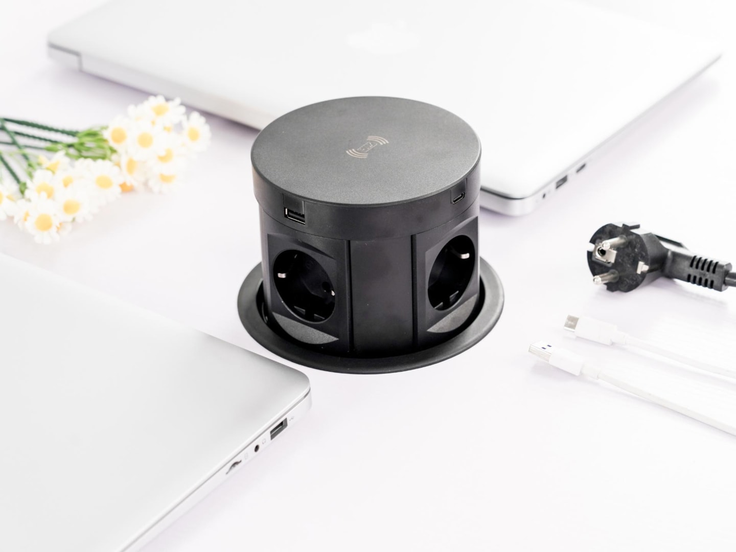 PLUX07 pop-up stroomunit met draadloos laden – zwart - Afbeelding 4