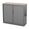 STOR roldeurkast 120×43×107,5 cm zilvergrijs met topblad scandinavisch eiken
