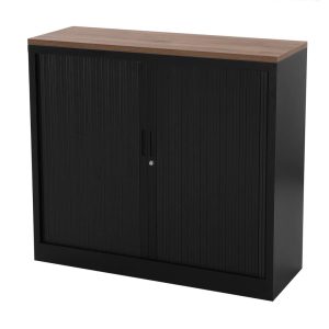 STOR roldeurkast 120×43×107,5 cm zwart met topblad cognac walnoten