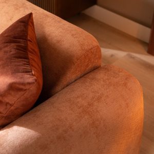 2,5-zitsbank Maine in terracotta gemêleerde stof, sfeer- en detailfoto
