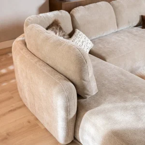 Detail van de taupe chenille bekleding van de Hoekbank Vienna