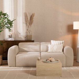Beige 2,5-zitsbank Maine in een woonkamer