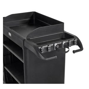Rubbermaid stofzuigerhouder gemonteerd op housekeepingwagen ter illustratie